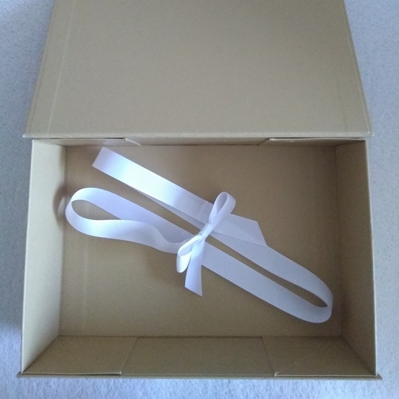 Michael Kors Medium Carton Gift Box - Picture 4 of 6